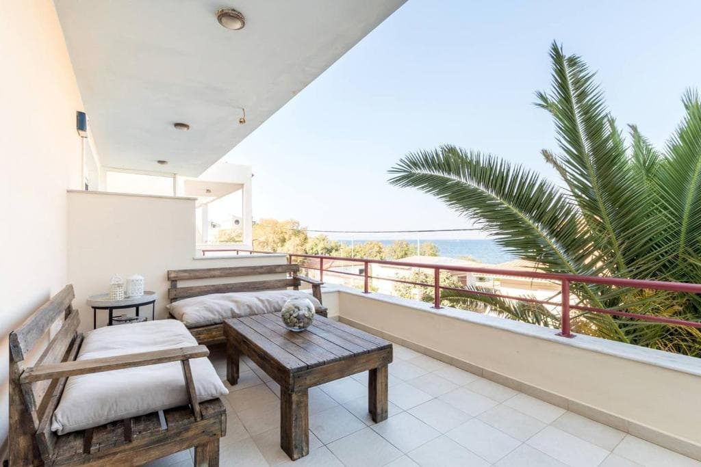 Savvas Surf House — sea-view beachfront apartment in Artemida, Greece